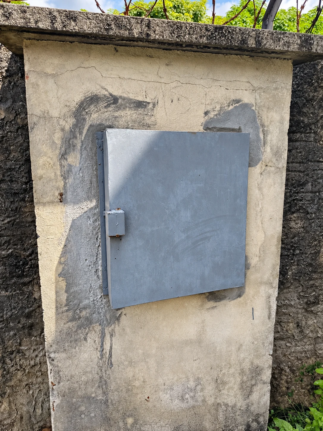 Proteção externa instalada para resguardar o QTM, com porta metálica e fechamento protegido.